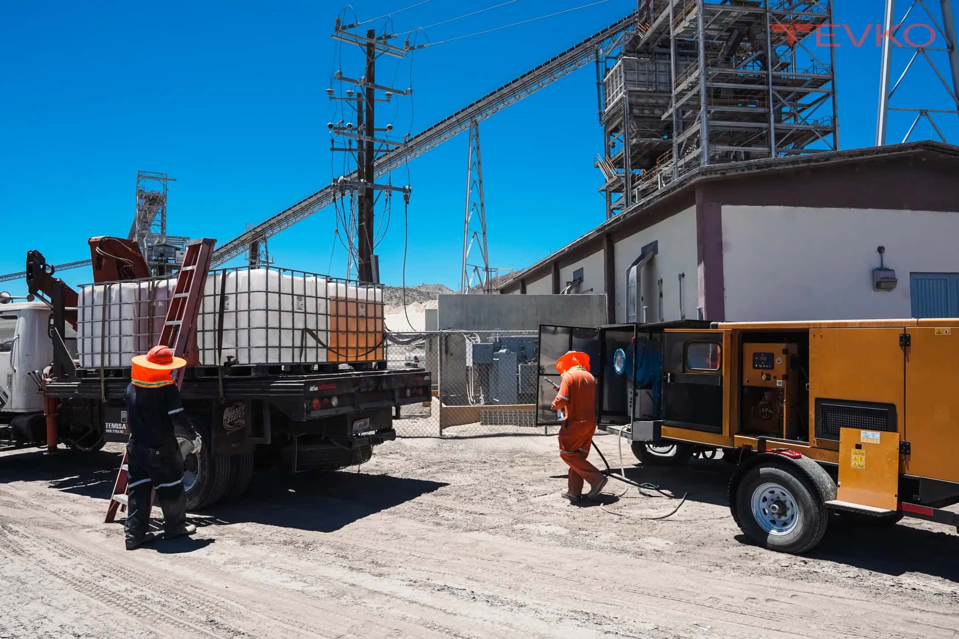 Planta móvil de tratamiento de aceite sobre remolque y contenedores IBC junto a un camión, en el patio de una instalación industrial