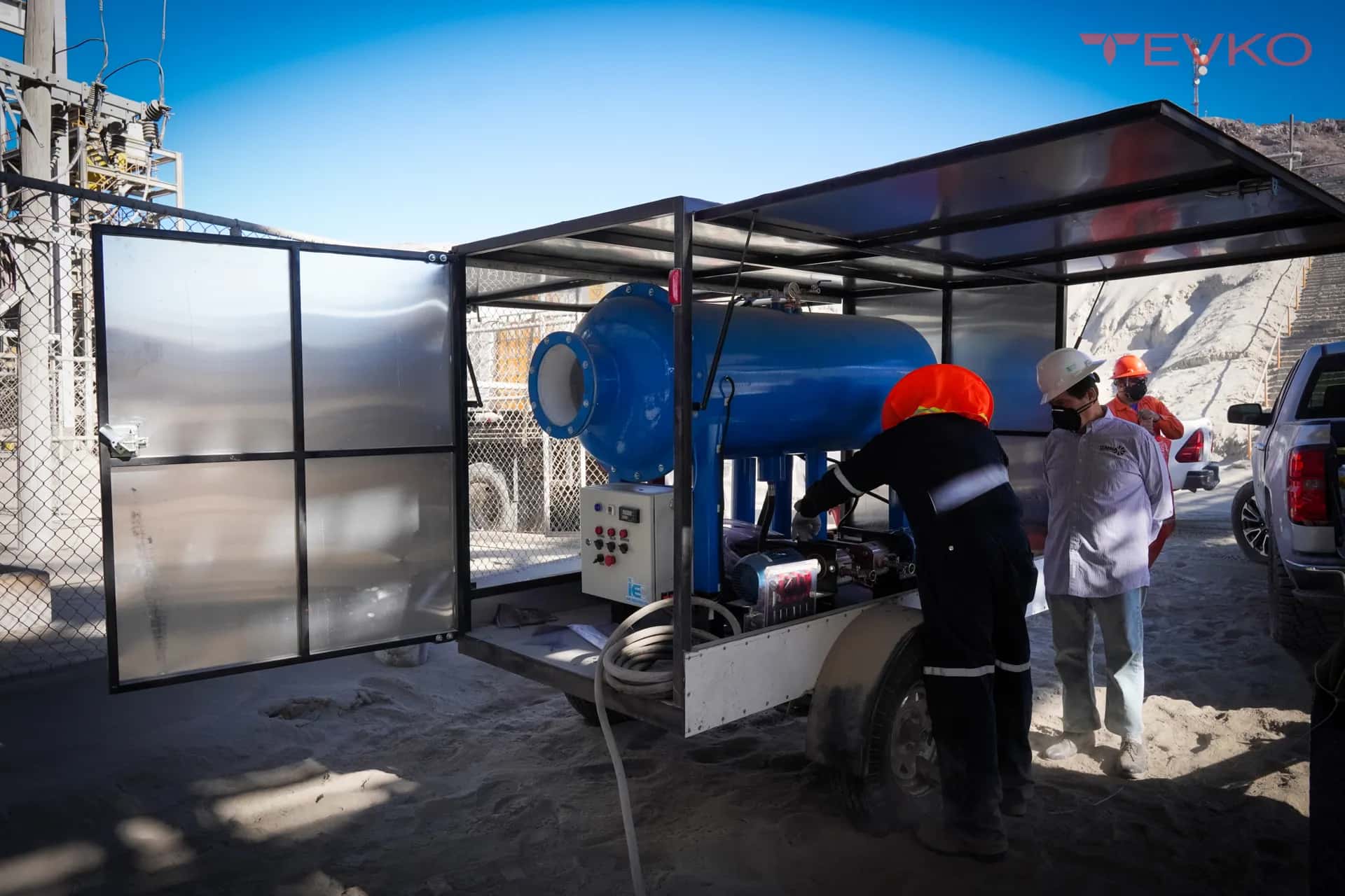 Planta de filtrado de aceite dentro de un cerco de obra, con personal operándola