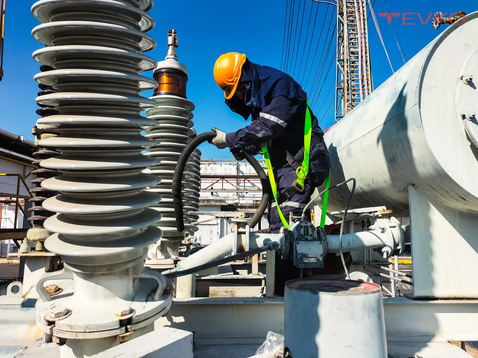 Mantenimiento de subestación eléctrica de alta tensión — TEVKO
