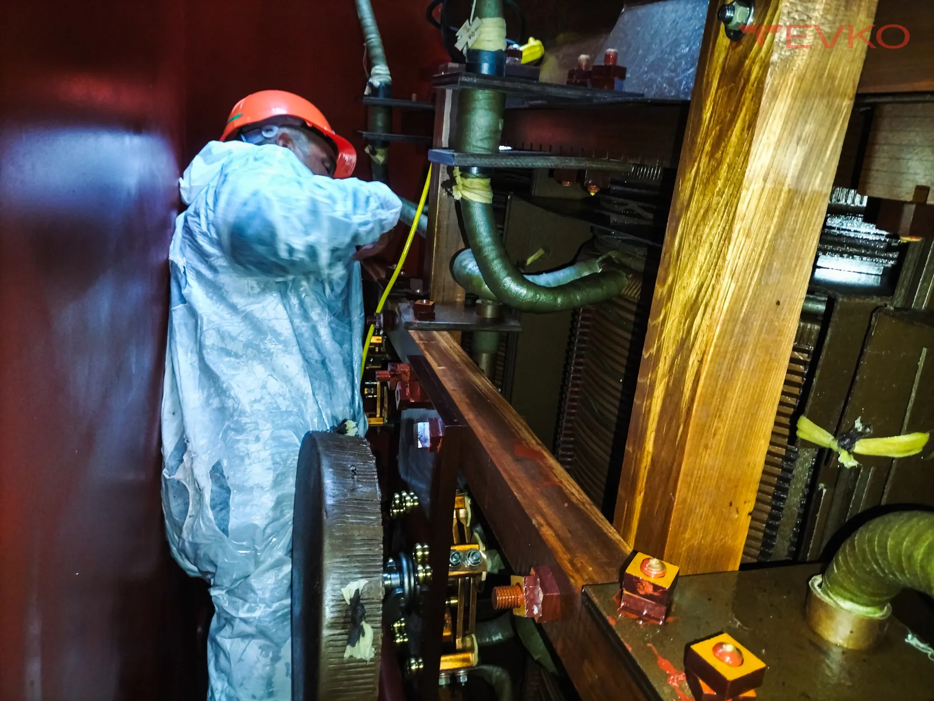 Servicio de mantenimiento en subestación eléctrica de alta tensión — TEVKO