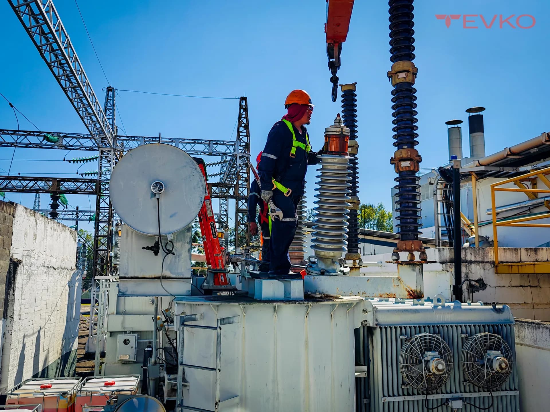 Servicio de mantenimiento en subestación eléctrica de alta tensión — TEVKO