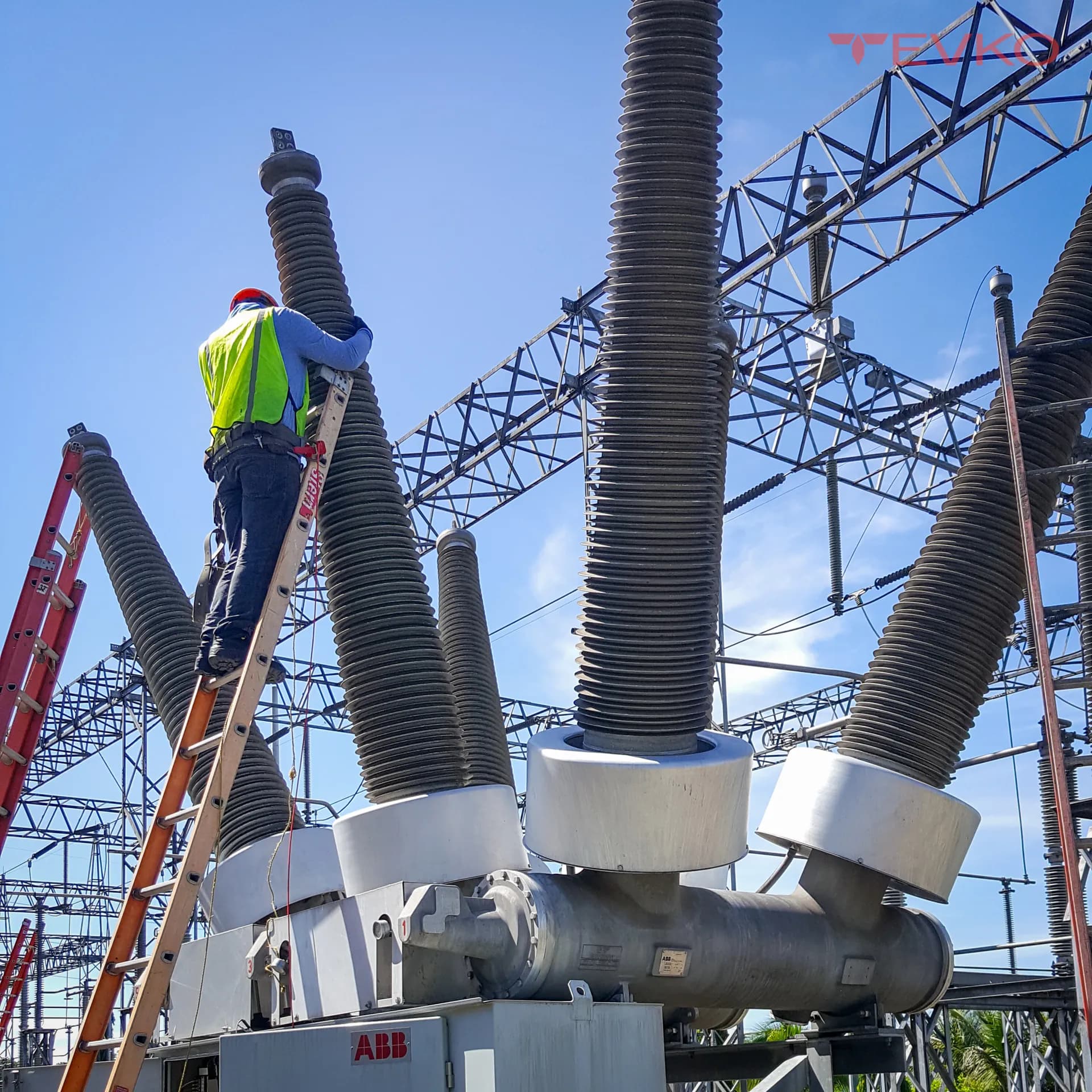 Mantenimiento eléctrico en sitio en planta industrial — transformadores y subestaciones TEVKO