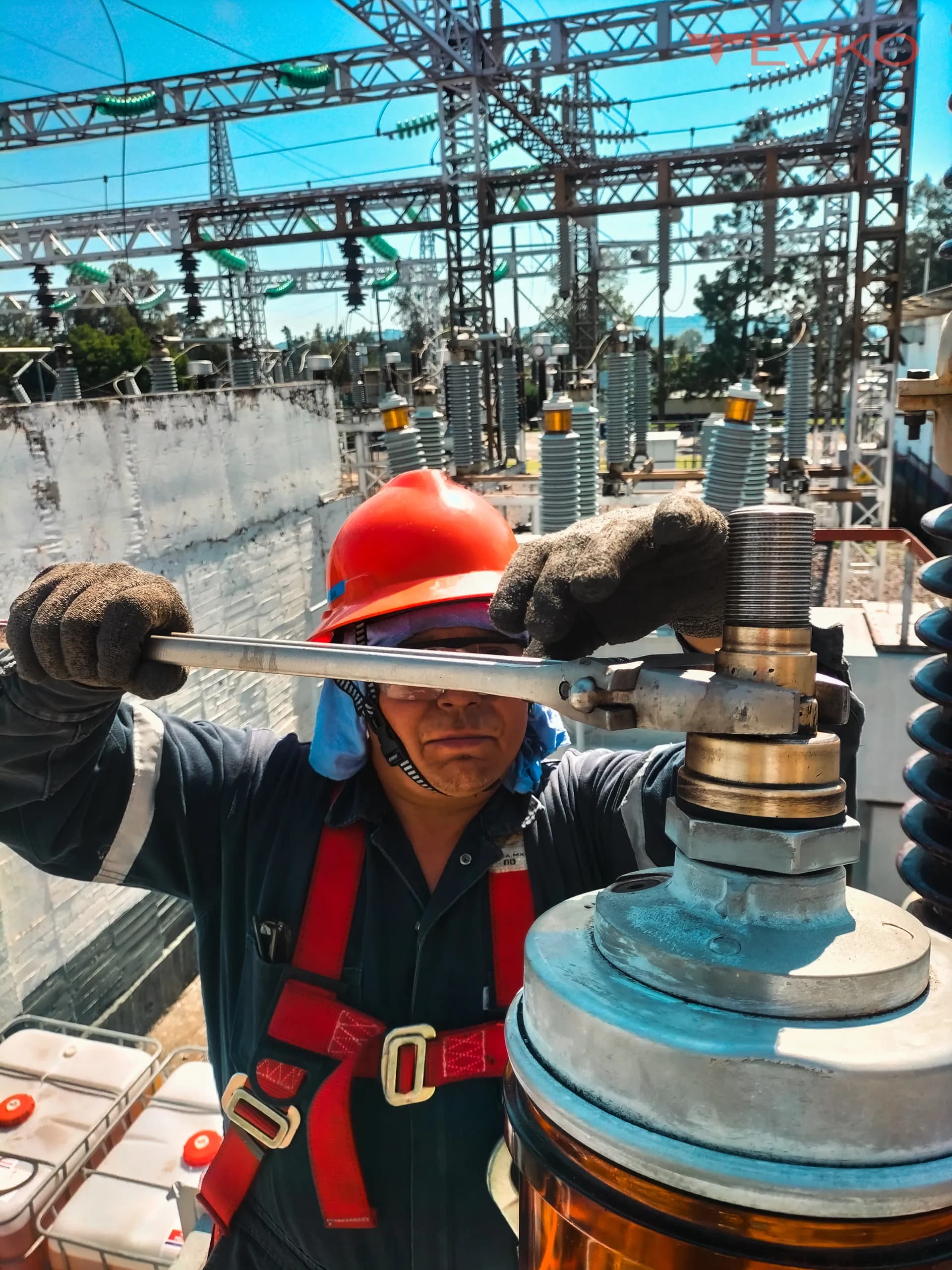 Mantenimiento eléctrico en sitio en planta industrial — transformadores y subestaciones TEVKO