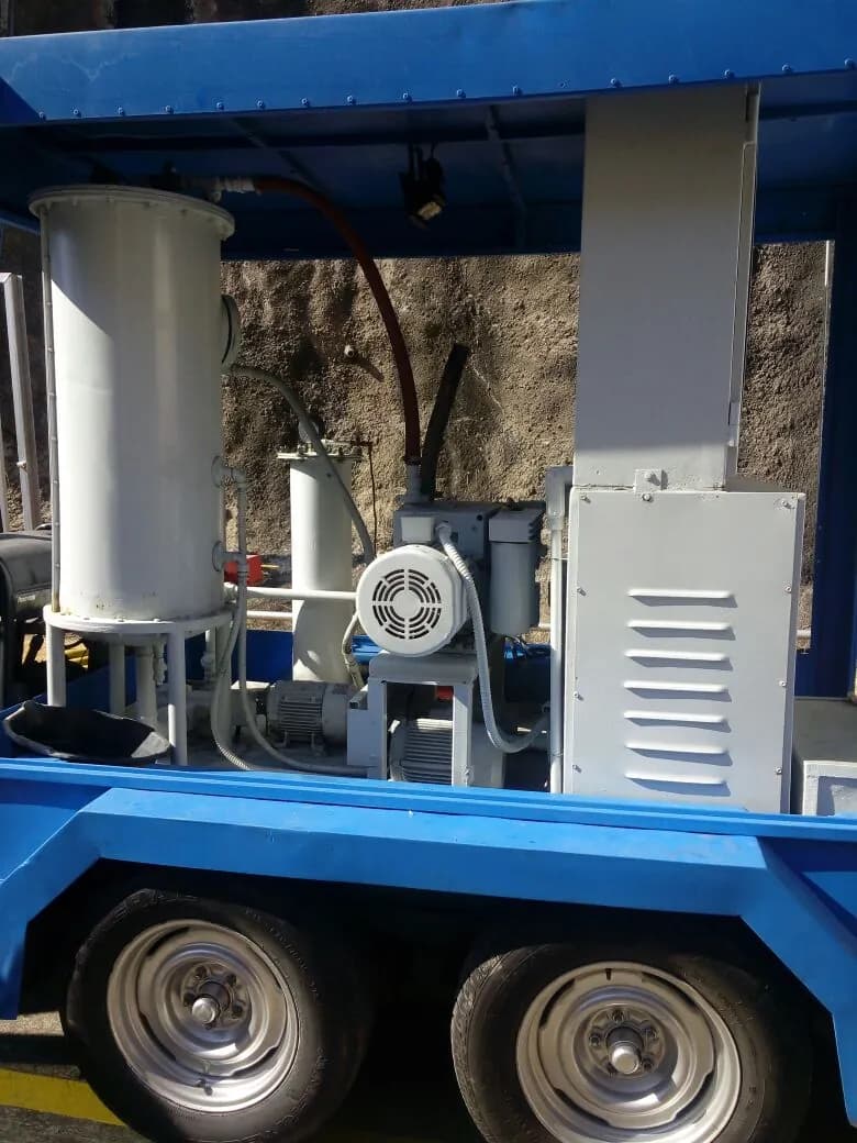 Planta de tratamiento de aceite azul montada sobre remolque, con sus columnas de filtrado y su bomba a la vista
