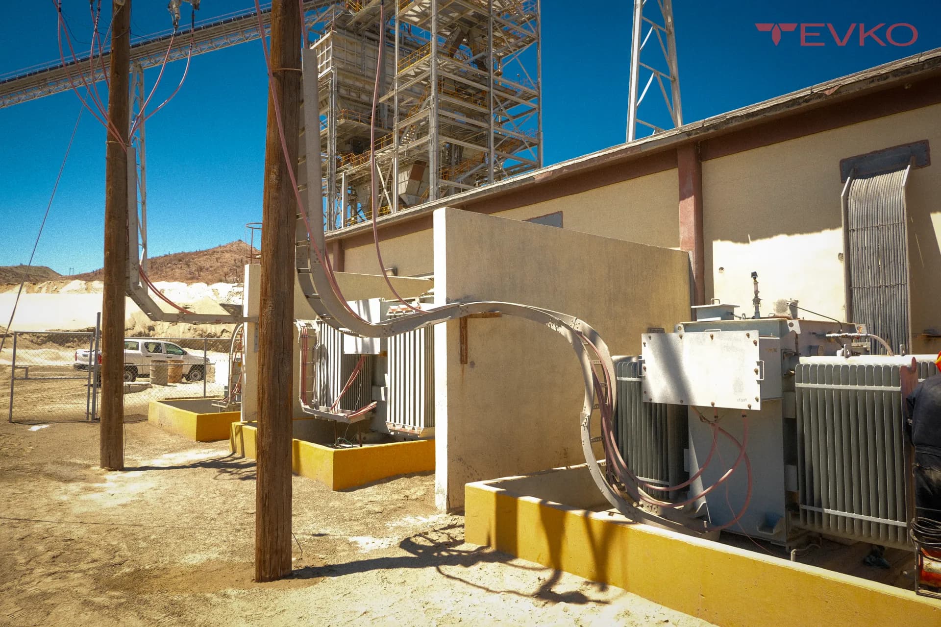Transformadores de distribución en la subestación de una planta industrial — TEVKO