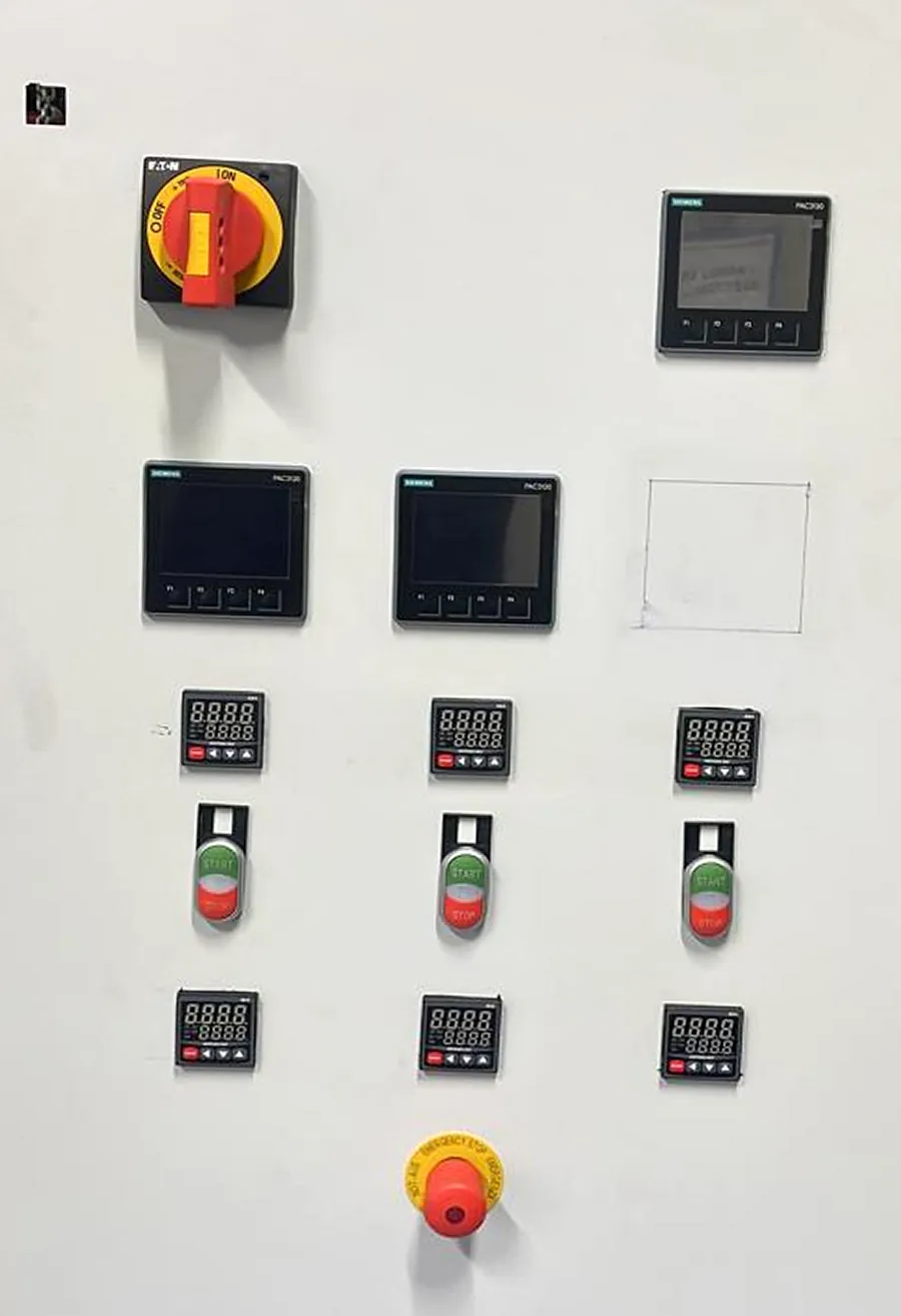 Frente de un tablero de control con interruptor rotativo, multimedidores, indicadores digitales y botones de arranque y paro