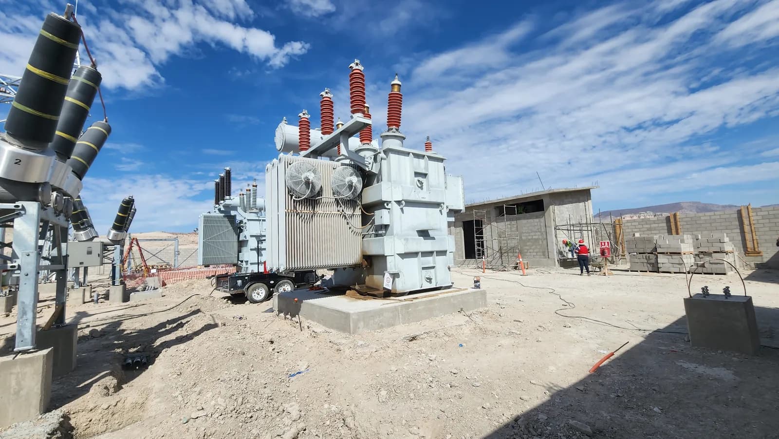 Transformador de potencia con sus boquillas montadas sobre la base, en una subestación todavía en construcción