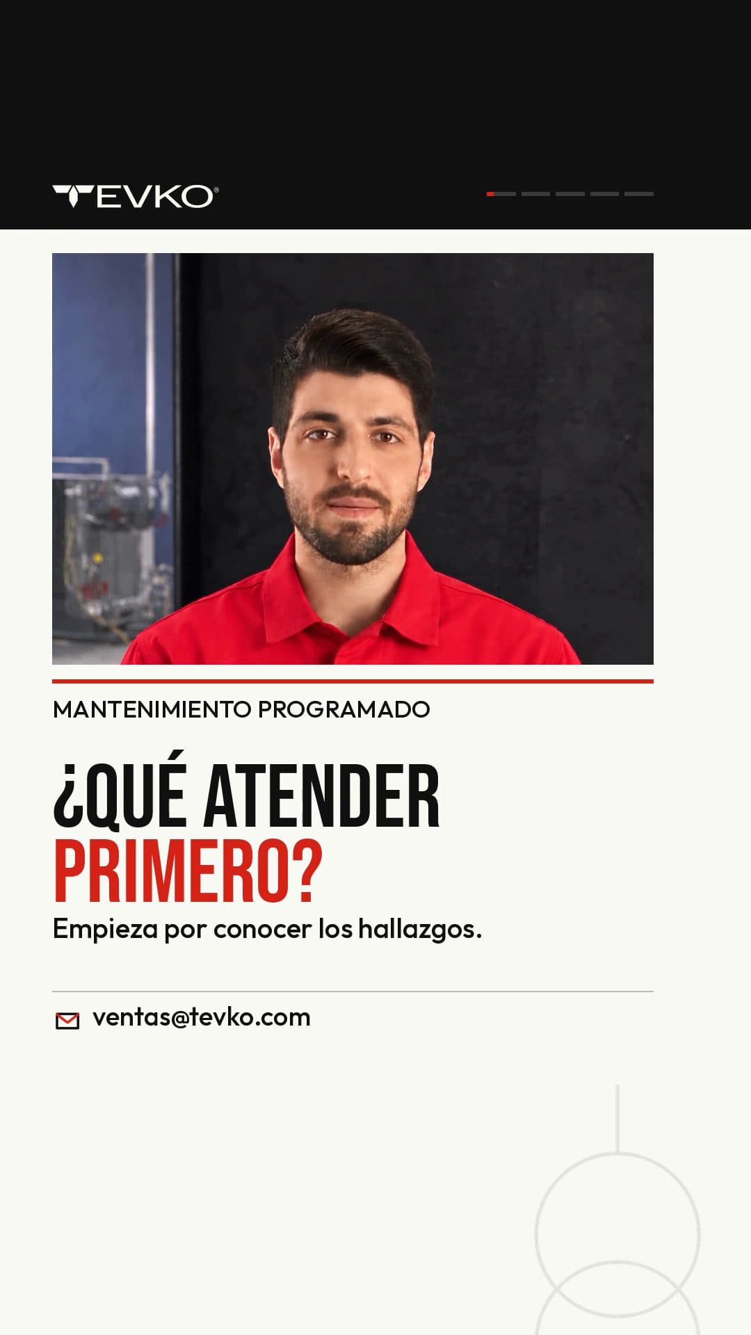 Vocero generado con inteligencia artificial, con camisa roja, plantea cómo ordenar las prioridades de un mantenimiento de transformadores.