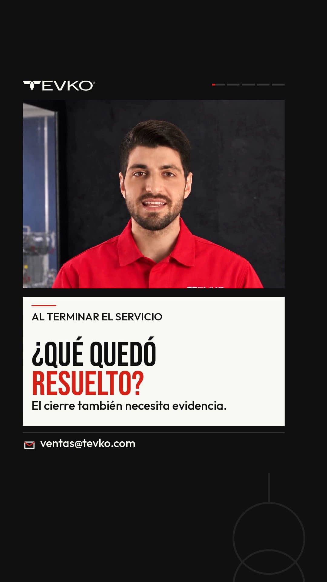 Vocero generado con inteligencia artificial, con camisa roja, explica qué evidencia debe entregarse al cerrar un mantenimiento eléctrico.